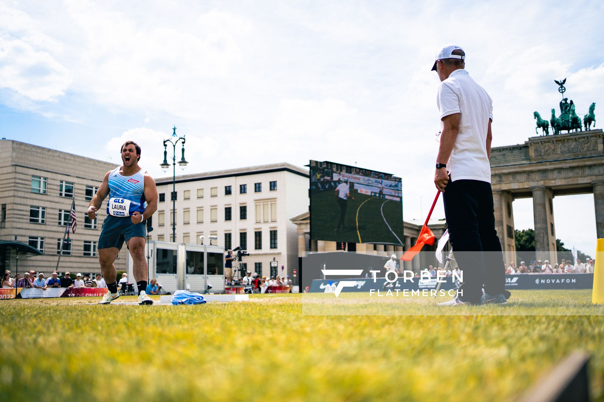 Tizian Lauria (Vfl Sindelfingen) beim Kugelstossen waehrend der deutschen Leichtathletik-Meisterschaften auf dem Pariser Platz am 24.06.2022 in Berlin